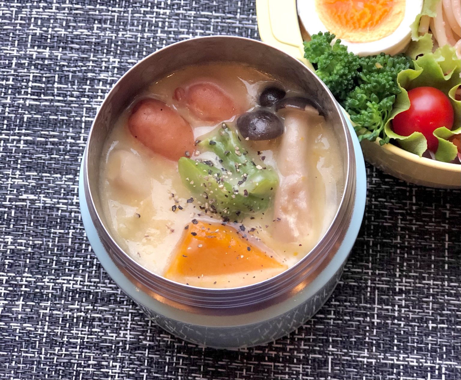 《スープジャー弁当》メインはシチュー（S&B濃いシチュー）。具材にかぼちゃとウインナー入れてみた。 趣味弁