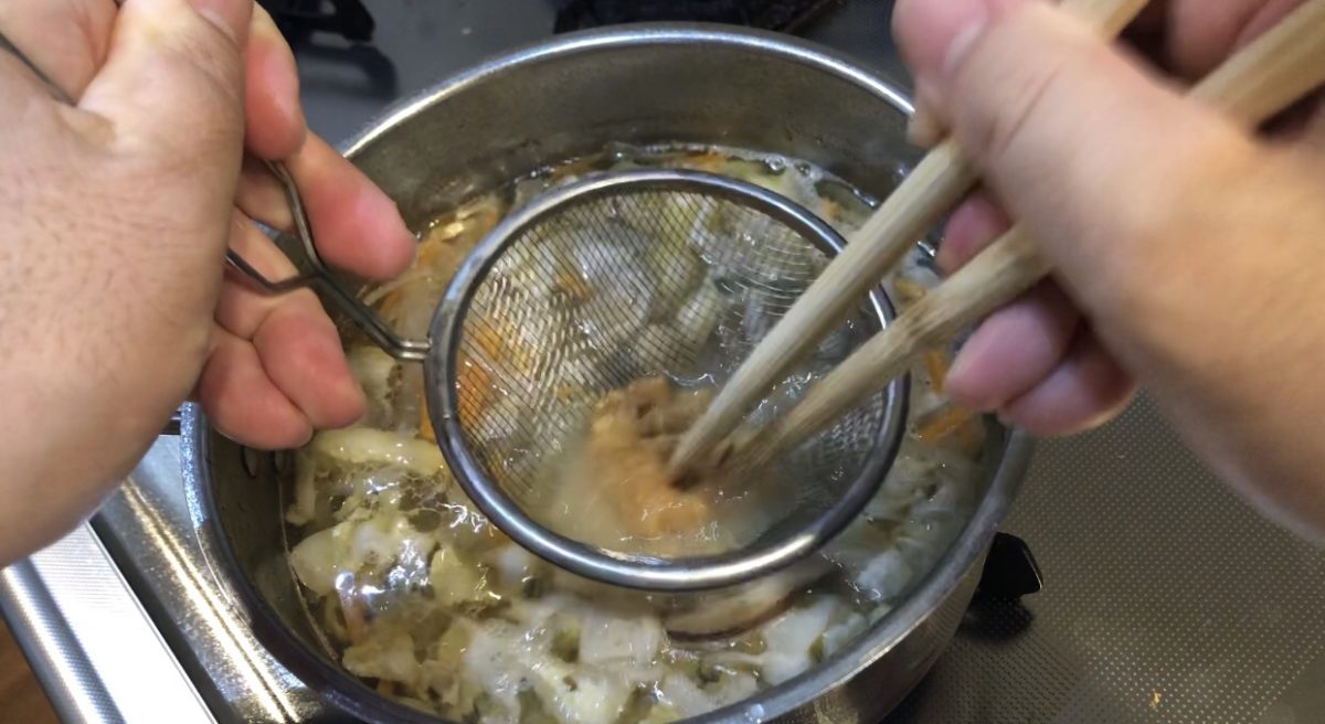 豚汁の作り方～味噌を入れる