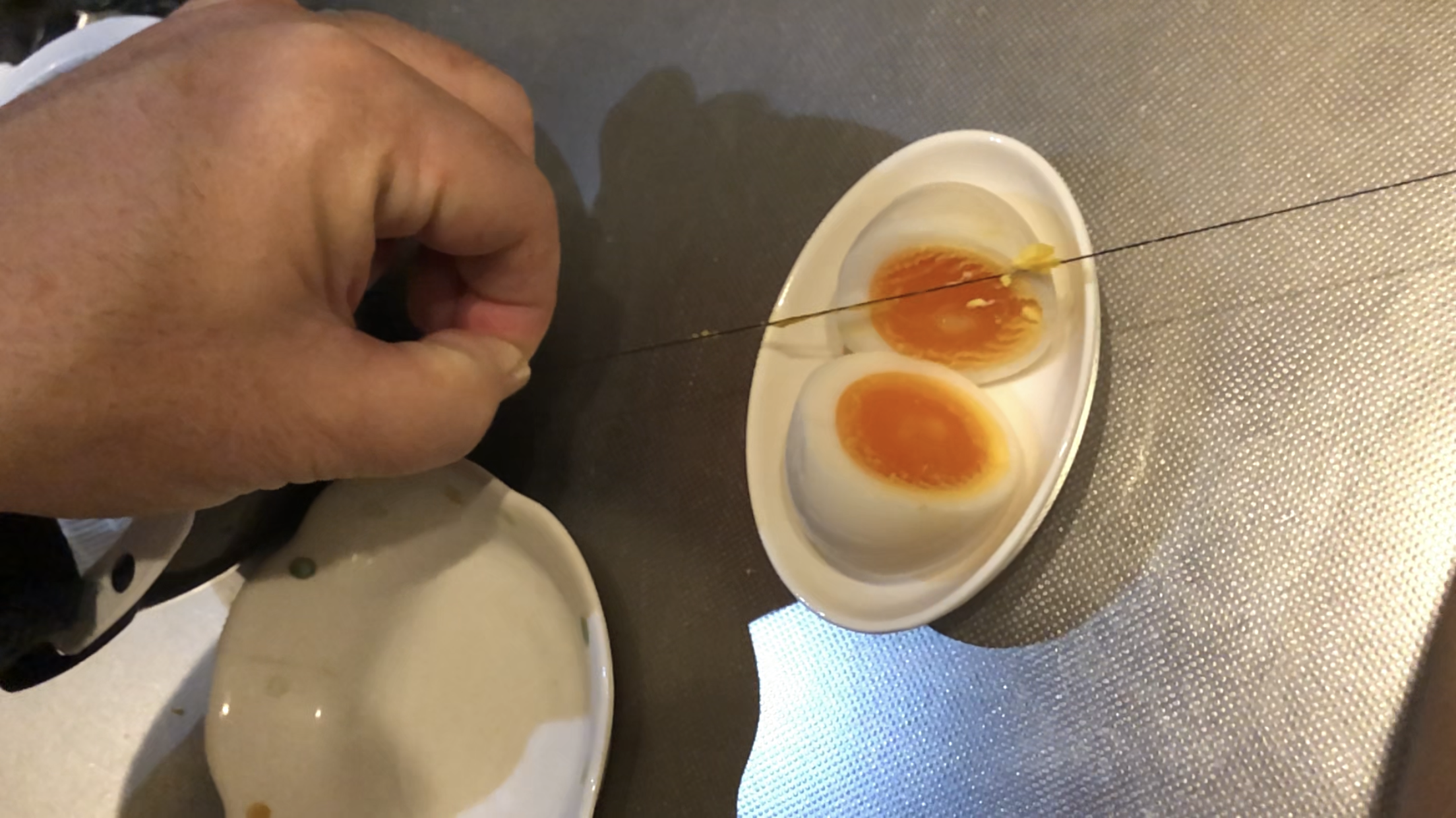 ゆで卵の作り方 切り方 むきやすいし味付けも簡単にできる方法 趣味弁